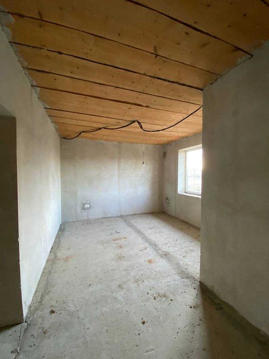 Продається будинок з зем діл в затишній місцевості готовий до ремонту