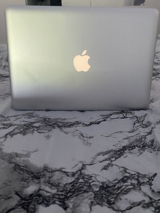 Macbook- Apple .