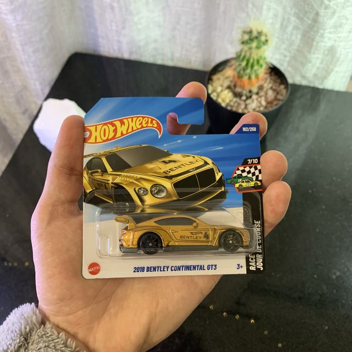 Hot Wheels 2018 Bentley Continental GT3 золота машинка