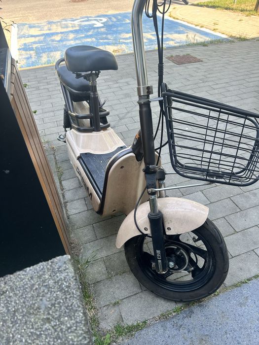 Hulajnoga skuter elektryczny