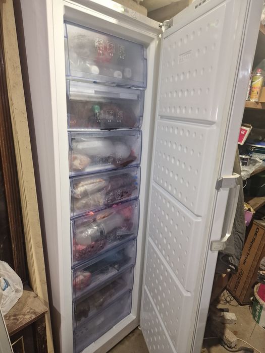 Морозильная камера BEKO 250л. вертикальная