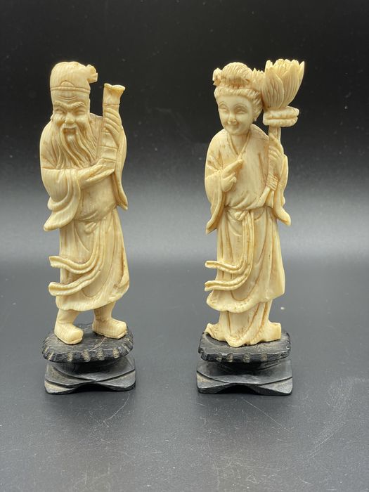 Par de esculturas chinesas em material nobre gueixa e sabio