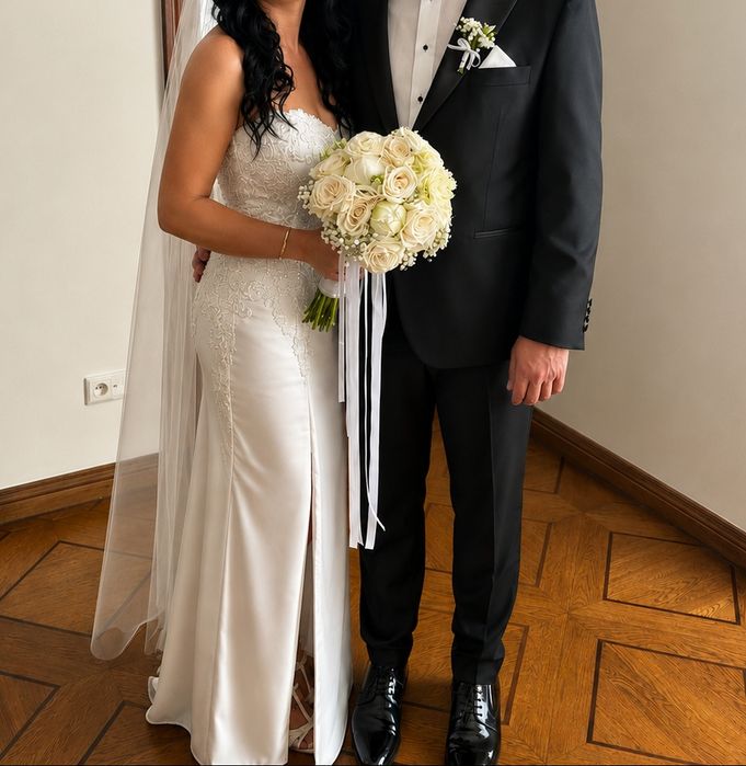 Dopasowana śmietankowa suknia ślubna