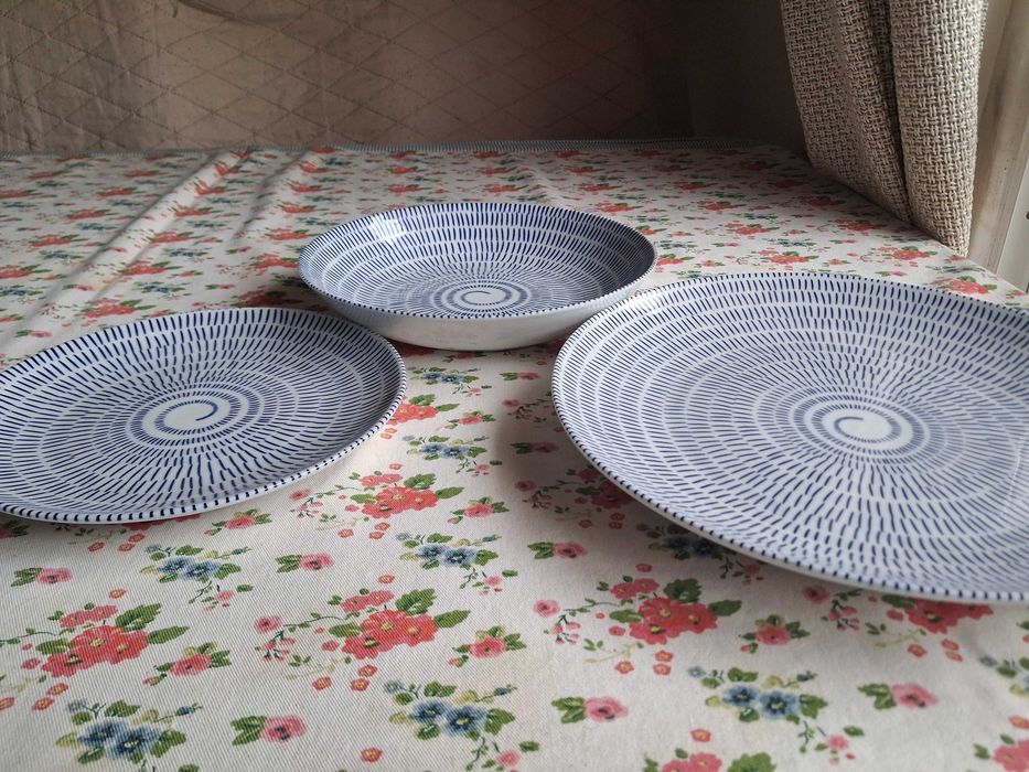 Pratos em azul e branco