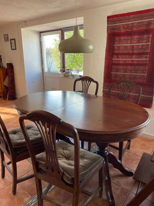 Mesa de jantar em madeira maciça com cadeiras