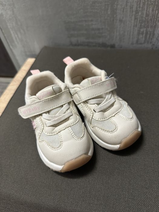 Кросівки на дівчинку