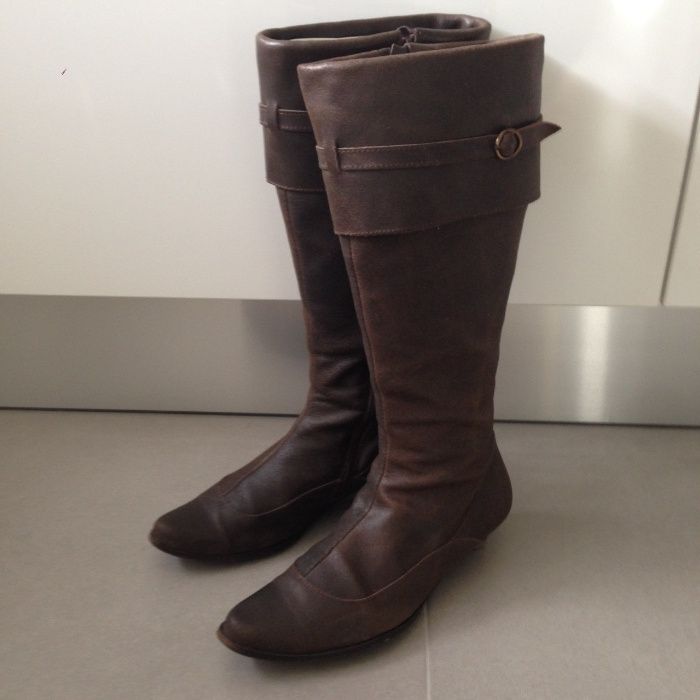 Botas em pele, em bom estado