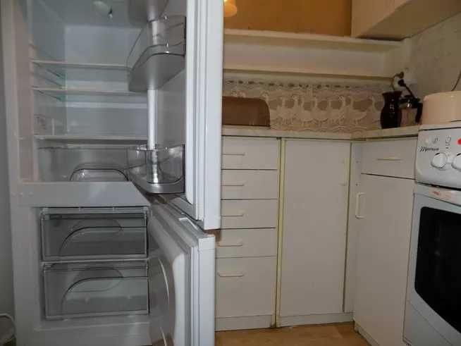 Ścisłe Centrum, al. Jana Pawła II, przy rondzie ONZ, dwie linie metra.