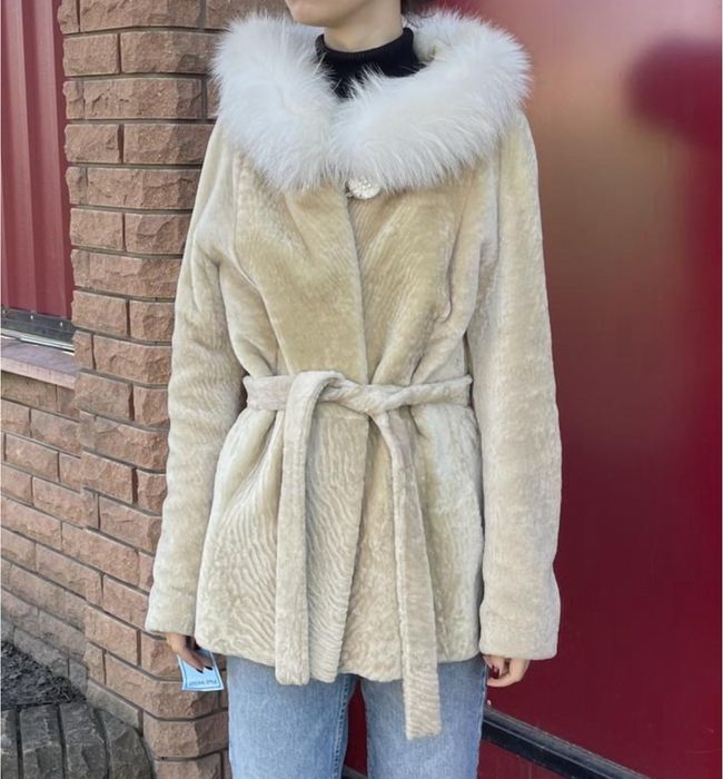 Кожушок з мутону-астрагану з поясом і опушкою з песця