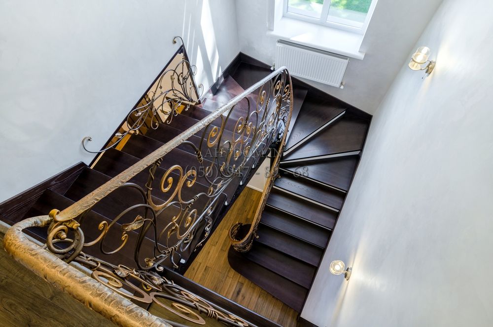 Сучасний будинок біля річки