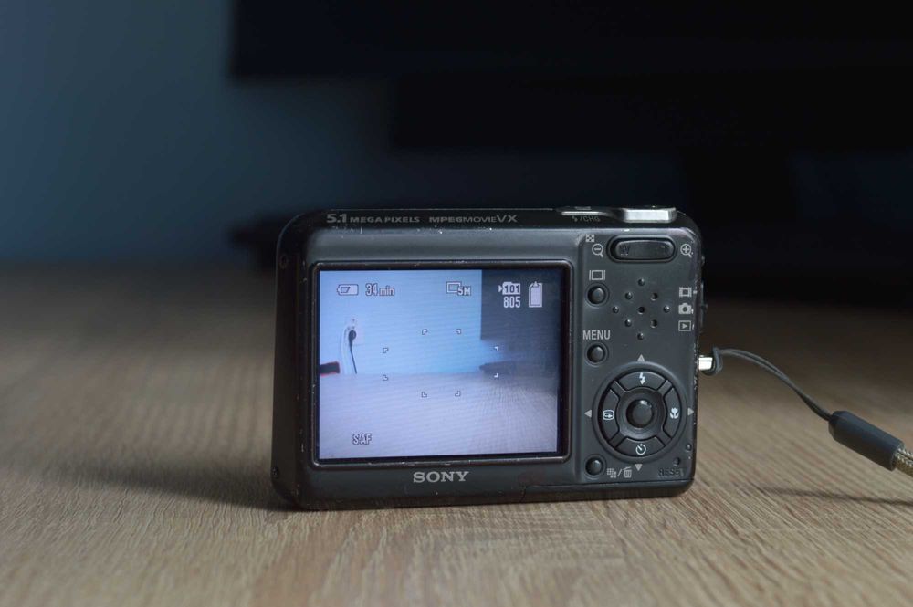Цифровий фотоапарат Sony Cyber-shot DSC-T3 в робочому стані
