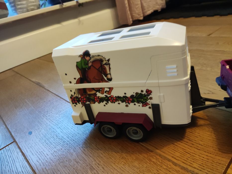 Schleich Auto z przyczepą +koń + dodatki