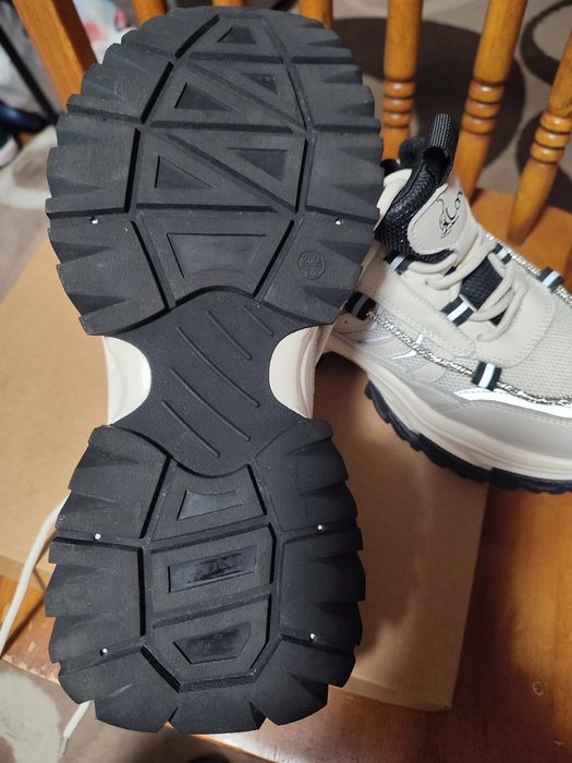 Продам новые кожаные кроссовки фирмы Lonza