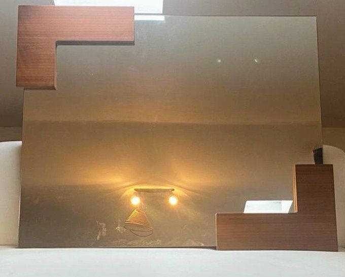 Espelho com moldura em Nogueira