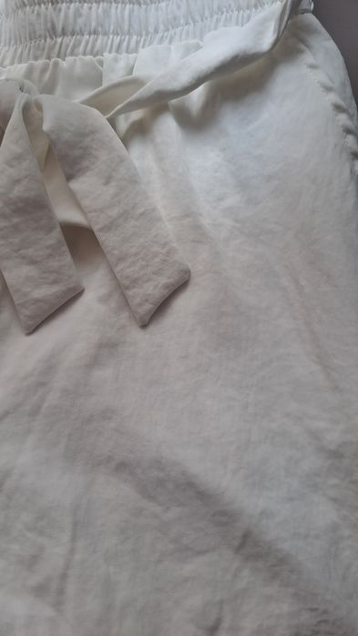 Biale spodnie eleganckie z kokardą L