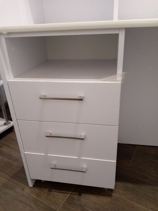 Продаю стойку для рецепції.Самовивіз. Висота  121см, ширина 128 см.