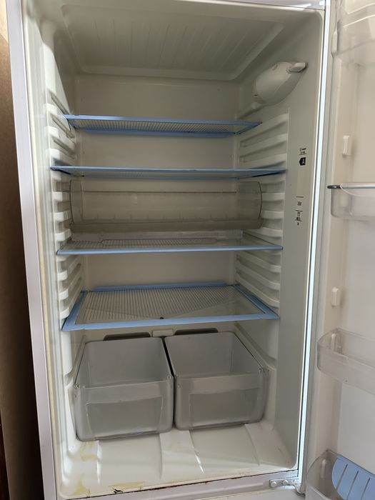 Продам холодильник Indesit