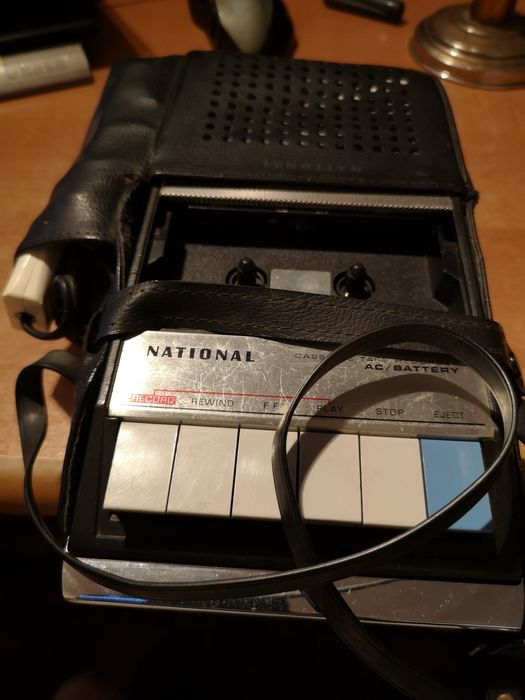 Vários rádios e gravadores antigos