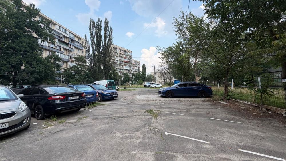 Оренда паркомісць пр-т Лісовий, 6