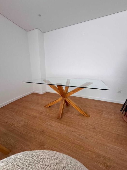 Mesa com tampo em vidro