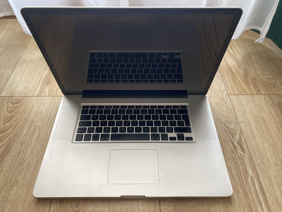 MacBook Pro 17 cali i5 mid.2010