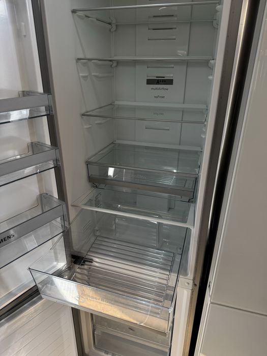 Двохметровий, NoFrost холодильник Siemens, привезений з Німеччини.