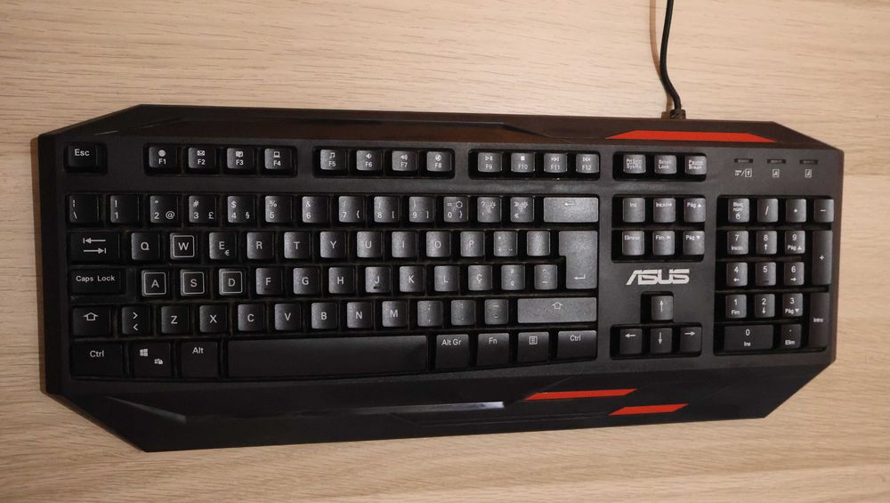 Teclado Gaming ASUS Sagaris GK100 Mecânico — PT — Preto