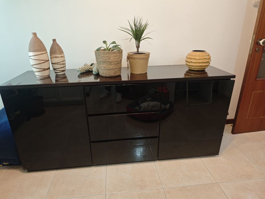 Aparador preto de sala