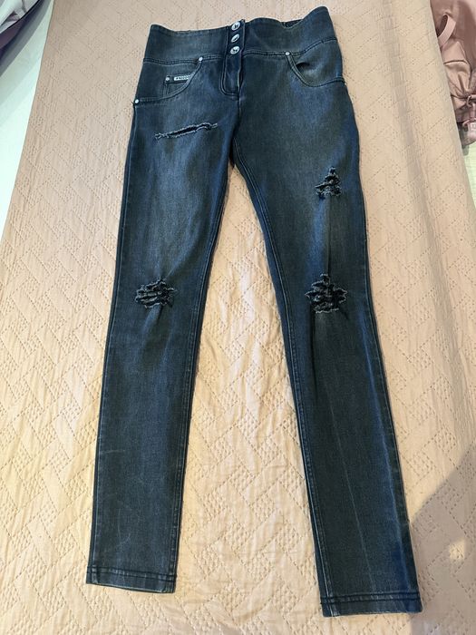 Freddy jeans rozmiar S push up modelujące z przetarciami i dziurami