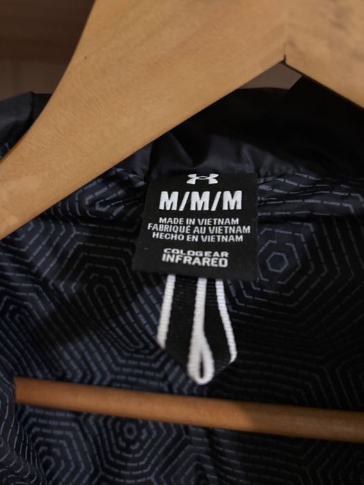 Продам зииню куртку нову .