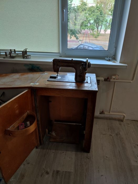 Продам швейну машинку