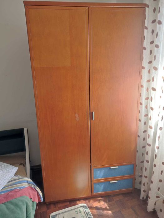 Roupeiro Duas portas com gavetas usado para desocupar