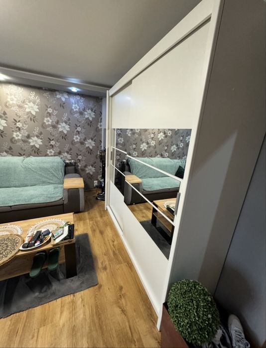 Szafa przesuwna z lustrem