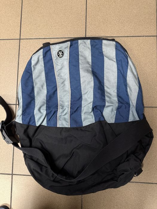 Męska torba listonoszka Crumpler Seedy Three - niebieskie paski