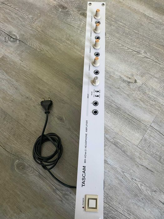 Amplificador de Auscultadores TASCAM MH 40 MK II - Oportunidade
