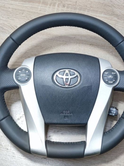 Кнопки на руль Toyota Prius Aqua новые