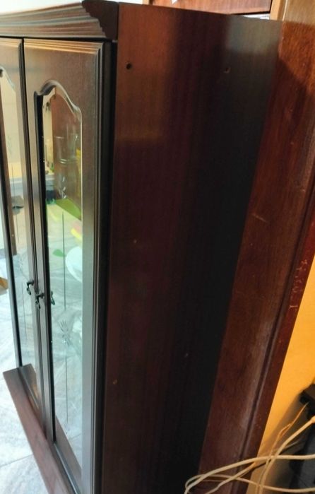 Móvel de arrumação com prateleiras em bom estado