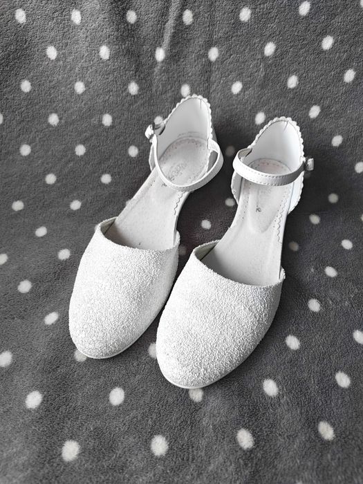 Buty pantofelki białe