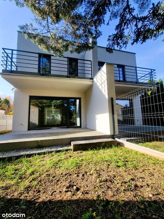 Nowoczesny Dom Dwulokalowy w Poznaniu