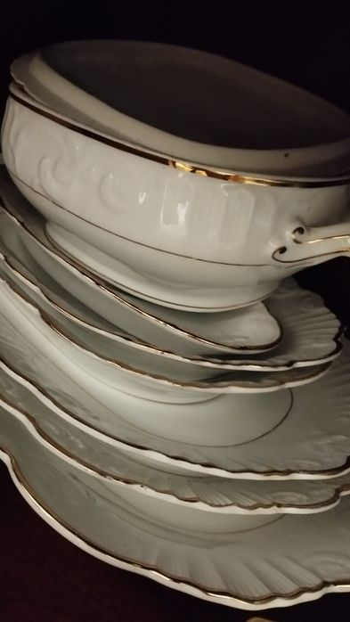 Serviço de jantar da Vista Alegre dos anos 40 composto por:
12 pratos
