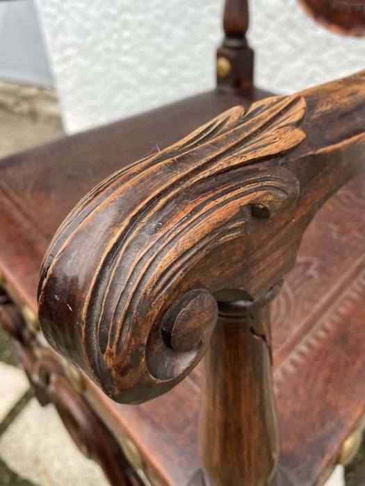 Cadeirões antigos de couro lavrado