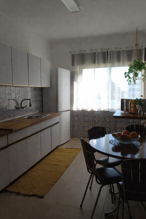 Quartos individuais, apartamento renovado e mobilado em Massamá.