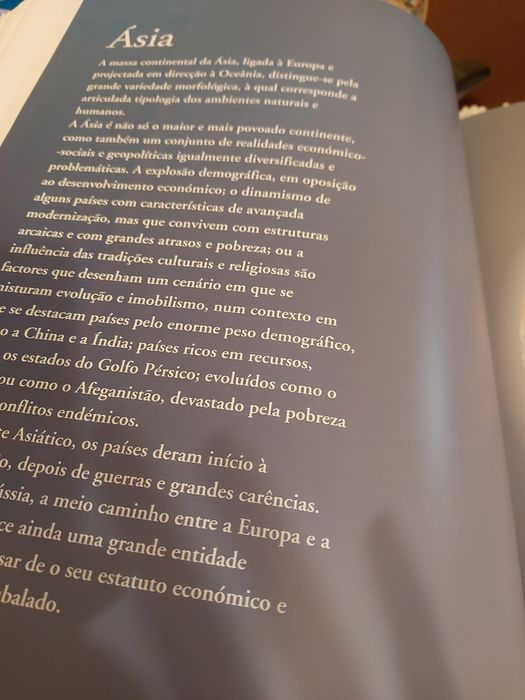 Livro "NOVO ATLAS DA TERRA" de Agostini Editore.s