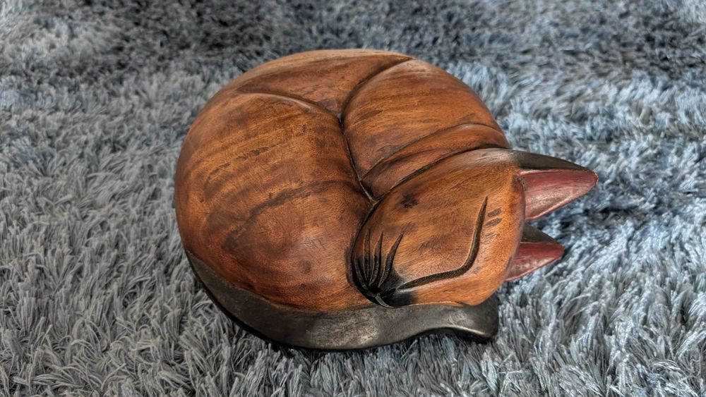 Gato de madeira a dormir