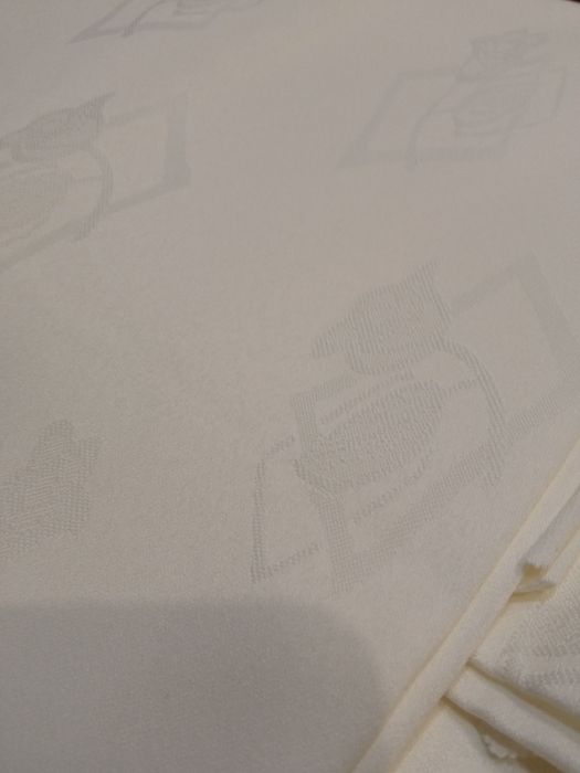 Obrus poliestrowy plamoodporny ecru o wymiarach 200/140