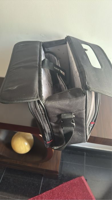 Bolsa de viagem em cor cinzenta