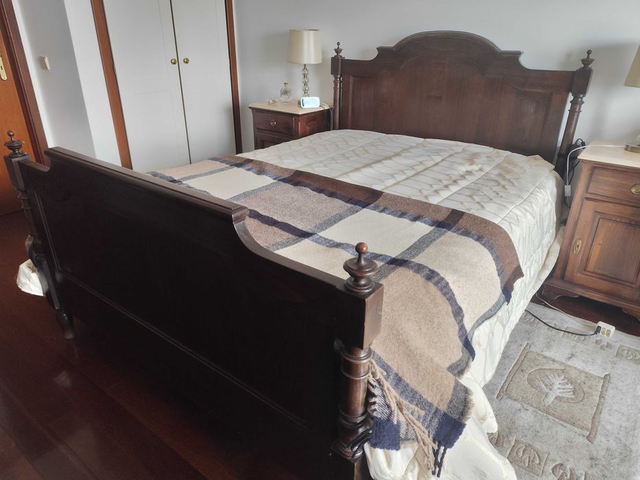 Mobília de Quarto em Castanho Maciço e Mármore