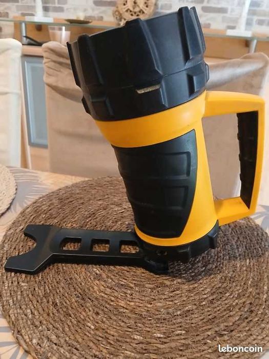 Lanterna industrial VARTA impermeável, flutuante e à prova de impacto