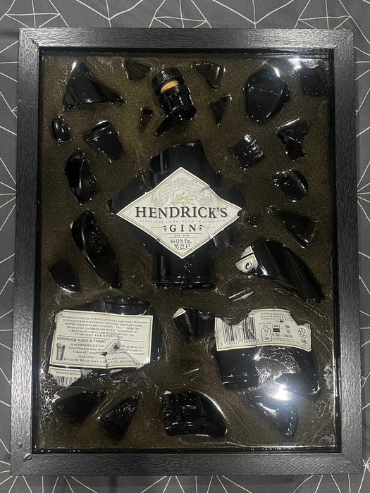 Quadros detalhados com garrafa