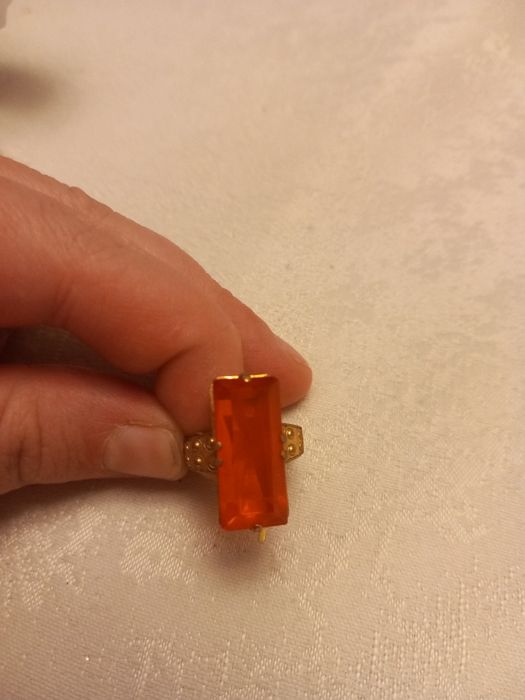 Pierścionek z czerwonym oczkiem